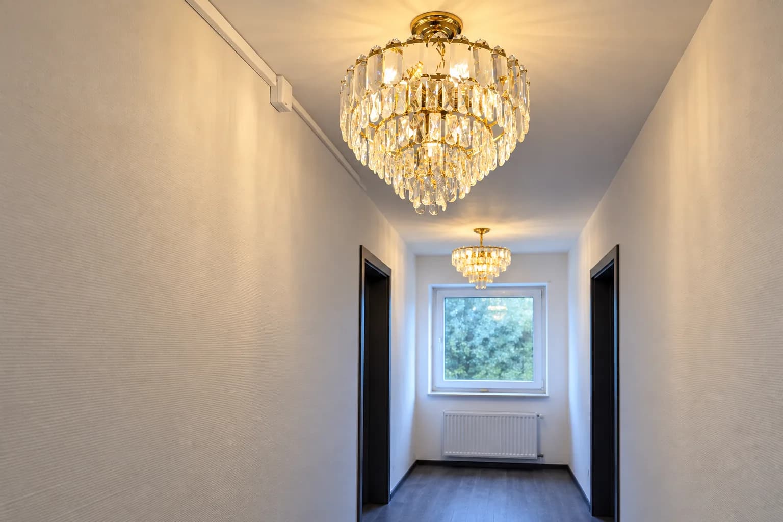 Kristallleuchte in einem Hotelflur