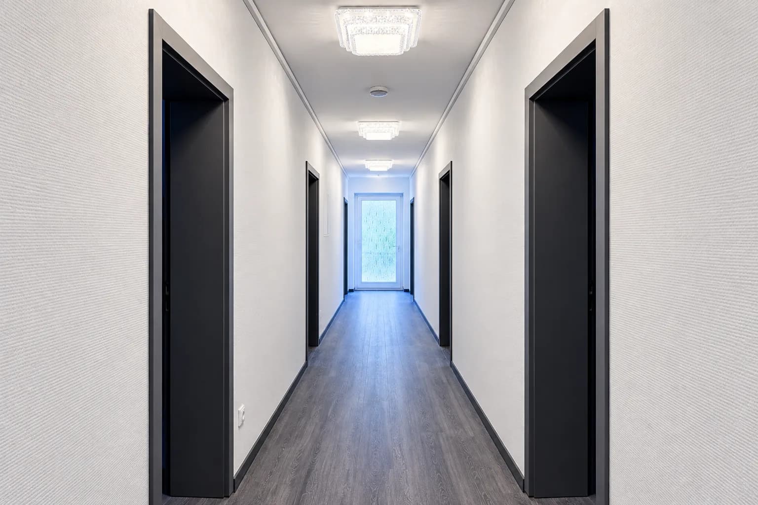 Hotelflur mit LED-Deckenleuchten