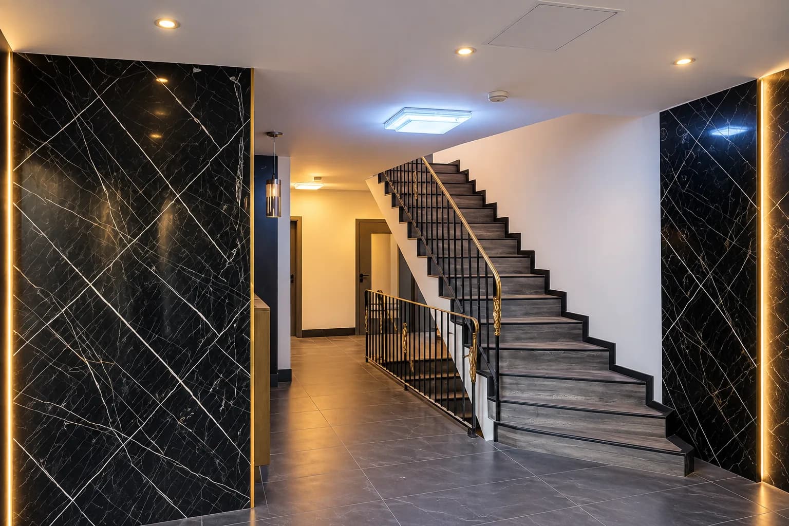 Hotellobby mit LED-Downlights und Treppenaufgang