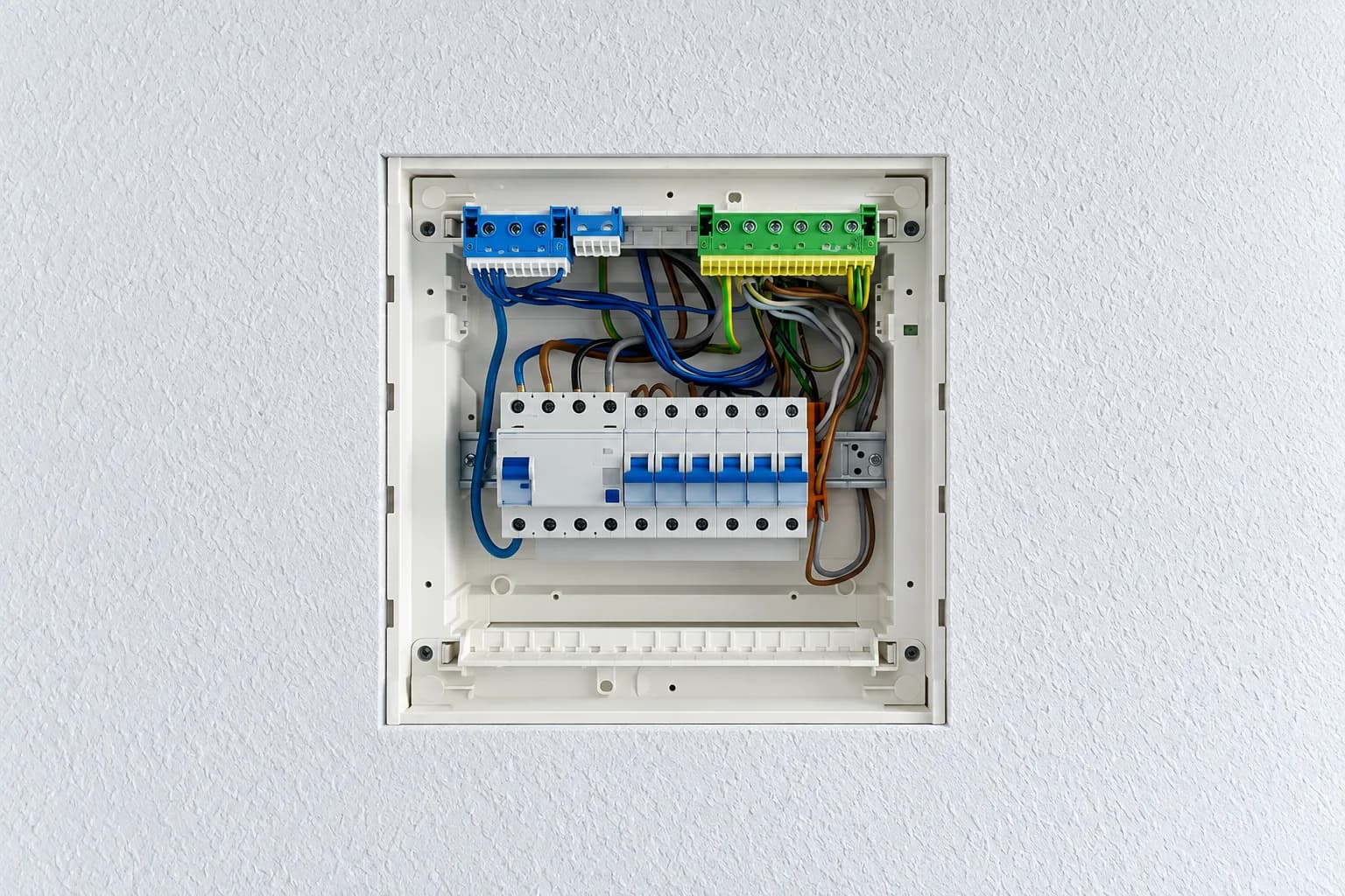 Unterputz-Verteiler in frisch verputzter Wand